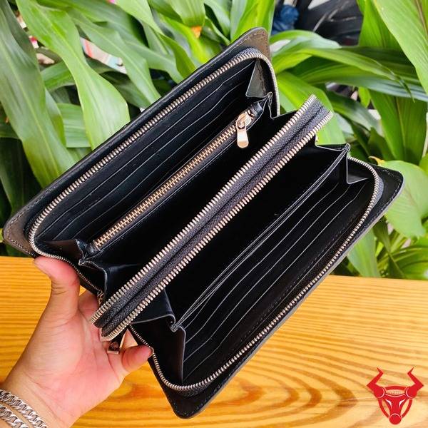 Ví cầm tay bản lớn sang trọng từ da cá đuối.