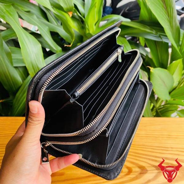Ví cầm tay da cá đuối độc đáo và bền chắc.
