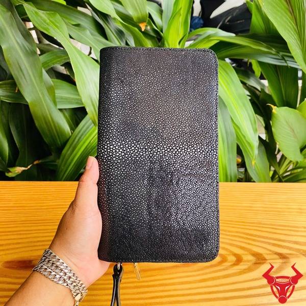 Ví cầm tay lớn da cá đuối thời trang và tinh tế.
