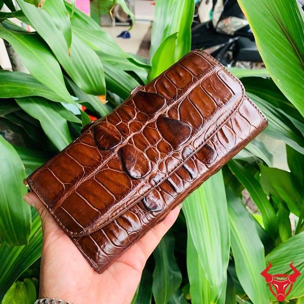 Ví cầm tay nữ cao cấp da đuôi cá sấu.