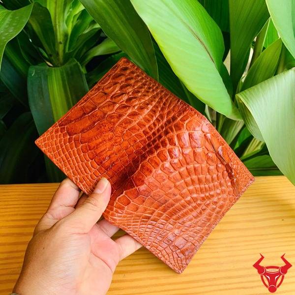 Ảnh ví VJA5 da gai tay cá sấu form đứng, cầm tay, nền xanh, cao cấp cá tính.