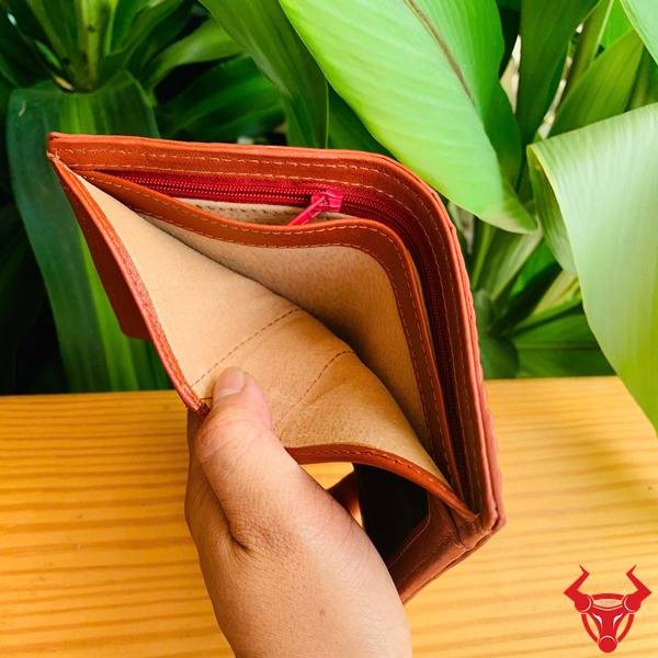 Ảnh cầm ví VJA5 da gai tay cá sấu form đứng, nền xanh, cao cấp cá tính.