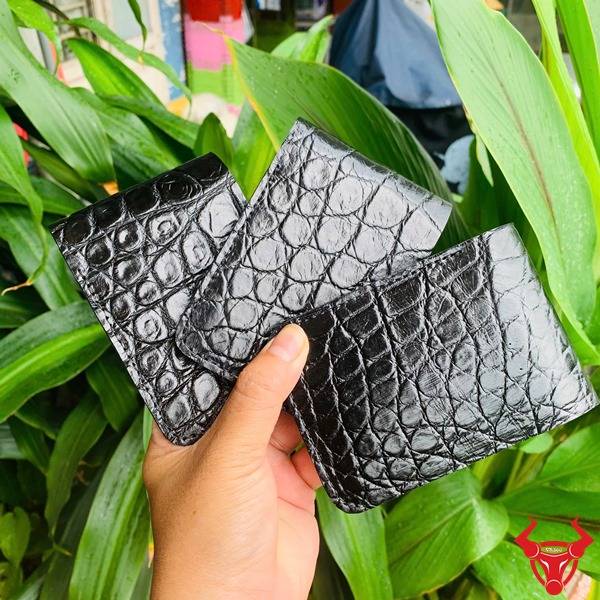 Ví sen da cá sấu bụng VTAA8 đen thời trang.