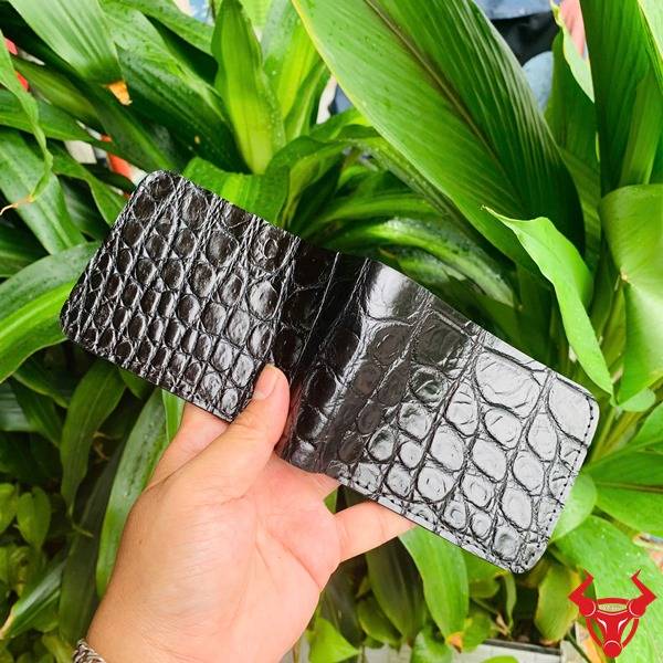 Ví VTAA8 sen da bụng cá sấu màu đen tiện dụng.