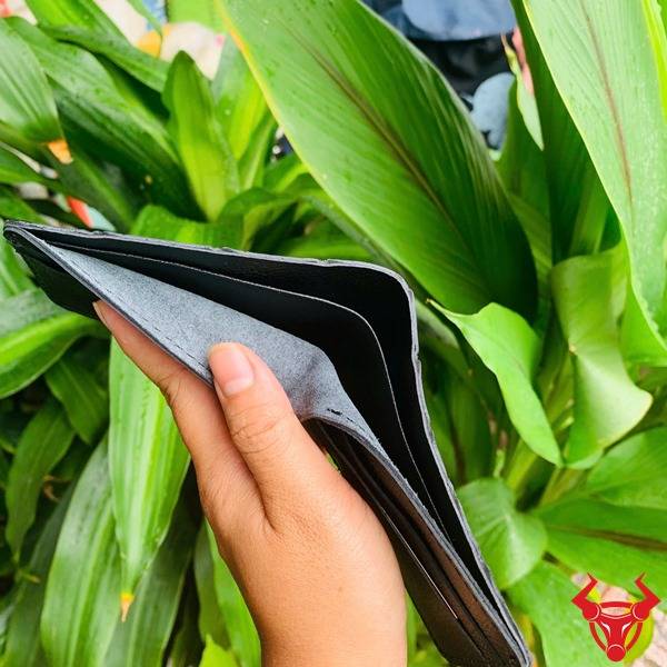 Ví sen VTAA8 cá sấu bụng màu đen tiện ích.