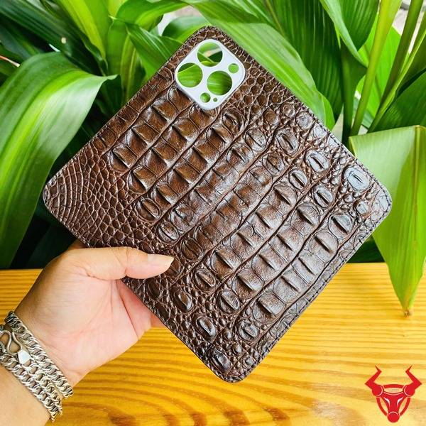 Bao da iPhone 15 Pro Max da cá sấu màu nâu đất tinh tế.