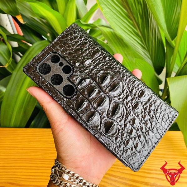Ảnh sản phẩm bao da S24 Ultra da cá sấu gù đen, thể hiện thời trang, cao cấp, bền bỉ, sang trọng và bảo vệ.