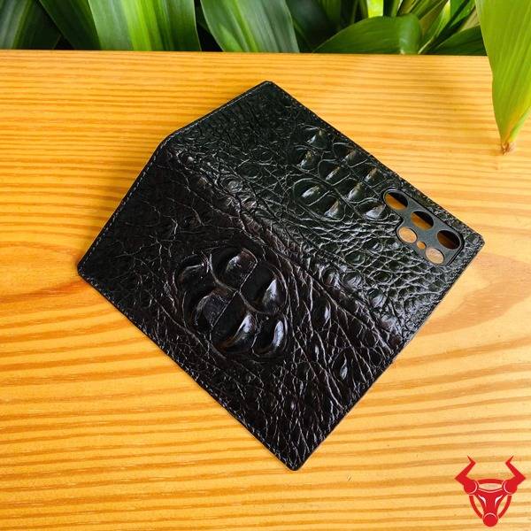 Ảnh bao da S24 Ultra da cá sấu gù đen, tập trung thời trang cao cấp, bền bỉ, sang trọng và bảo vệ.