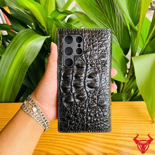 Hình ảnh bao da điện thoại Samsung S24 Ultra làm từ da cá sấu gù màu đen, thiết kế thời trang cao cấp, bền bỉ, sang trọng và bảo vệ tối ưu.