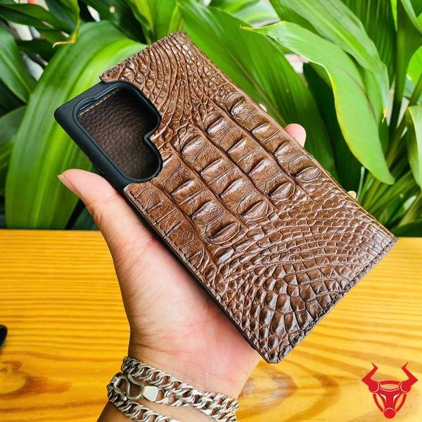 Bao da cá sấu nâu đất cho Samsung S24 Ultra.