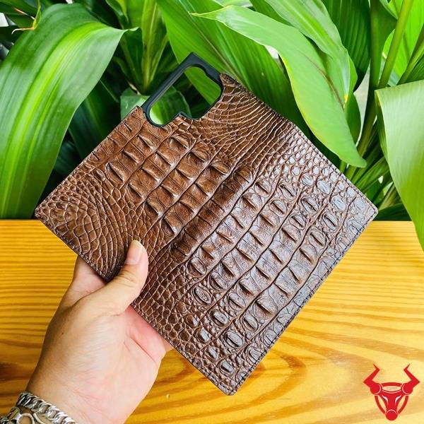 Bao da Samsung S24 Ultra vân gai lưng màu nâu đất.