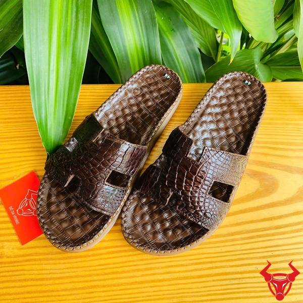 Ảnh dép chữ H da gai tay cá sấu đế cao su, nhấn mạnh cao cấp, thời trang và bền đẹp.