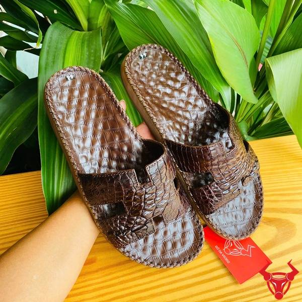 Hình dép chữ H da cá sấu đế cao su, thể hiện cao cấp, thời trang và bền đẹp.