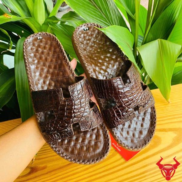 Ảnh dép chữ H da gai tay cá sấu đế cao su, tập trung cao cấp, thời trang và bền đẹp.