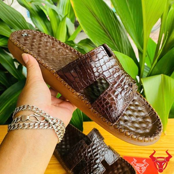 Hình ảnh dép chữ H da gai tay cá sấu đế cao su, nổi bật cao cấp, thời trang và bền đẹp.