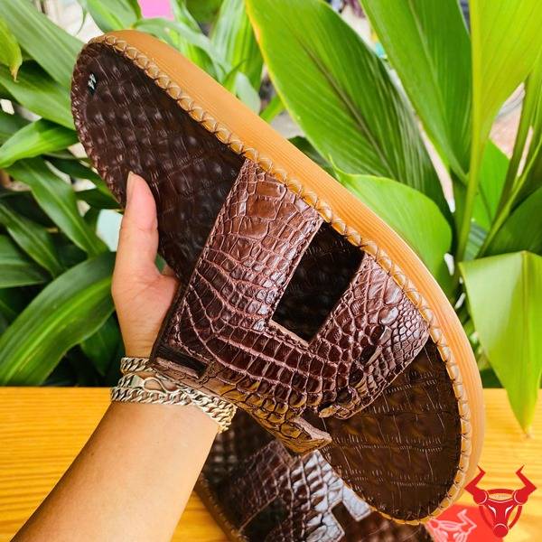 Ảnh dép chữ H da gai tay cá sấu đế cao su, nhấn mạnh cao cấp, thời trang và bền đẹp.