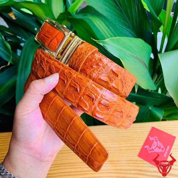 Thắt lưng nam da cá sấu bò cam khóa trơn.