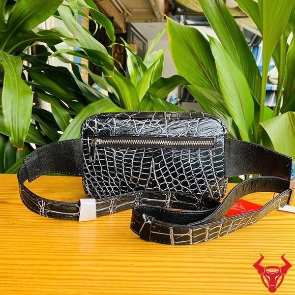 Ảnh túi đeo bụng da cá sấu TTL06 đen, nhấn mạnh sự thời trang, cao cấp, bền bỉ, sang trọng và bảo vệ.