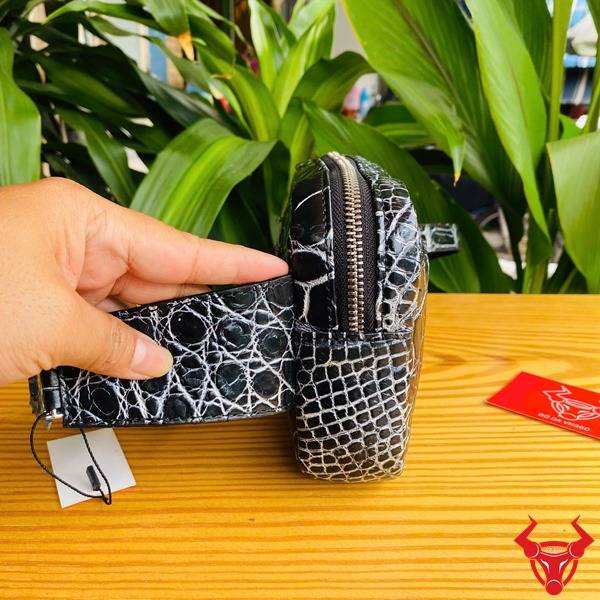 Hình túi đeo bụng TTL06 da cá sấu đen, tập trung vào cao cấp, thời trang, bền bỉ, sang trọng và bảo vệ.