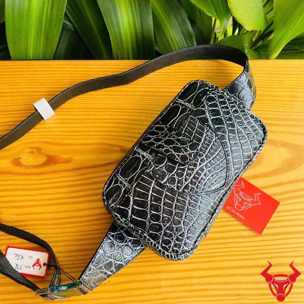 Ảnh sản phẩm túi đeo bụng TTL06 da cá sấu đen, thể hiện thời trang, cao cấp, bền bỉ, sang trọng và bảo vệ.