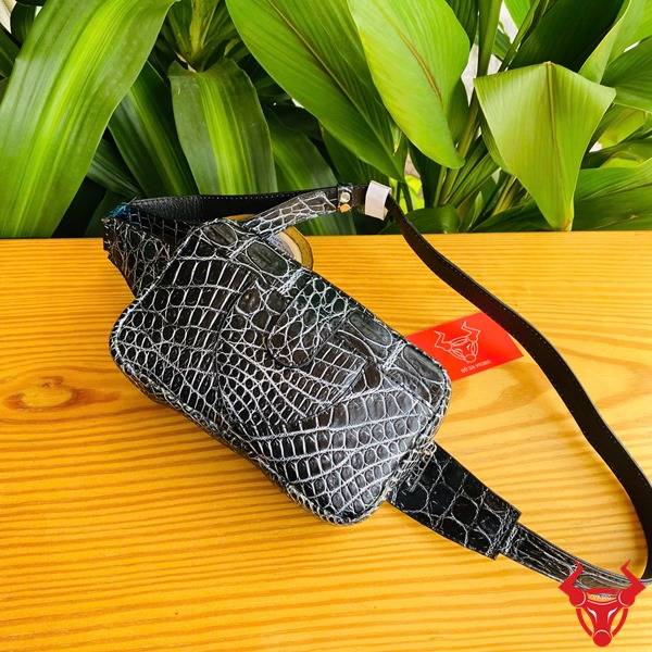 Hình ảnh túi đeo bụng thời trang TTL06 da cá sấu đen, nhấn mạnh cao cấp, bền bỉ, sang trọng, thời trang và bảo vệ.