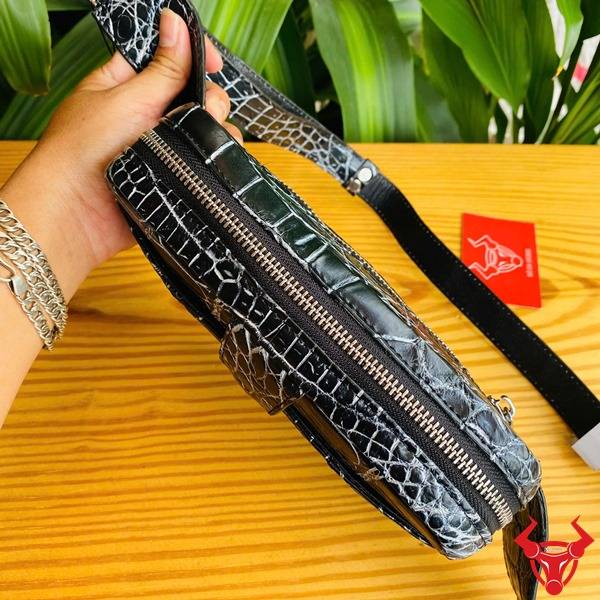 Ảnh túi đeo bụng TTL06 da cá sấu đen, tập trung thời trang cao cấp, bền bỉ, sang trọng và bảo vệ.