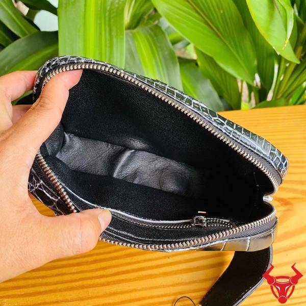 Ảnh sản phẩm túi đeo bụng TTL06 da cá sấu đen, nhấn mạnh sang trọng, cao cấp, thời trang, bền bỉ và bảo vệ.