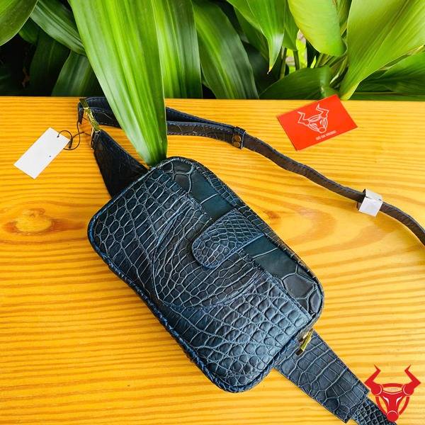 Hình túi đeo bụng TTL06 da cá sấu xanh navy, tập trung cao cấp, thời trang, bền bỉ, sang trọng và bảo vệ.