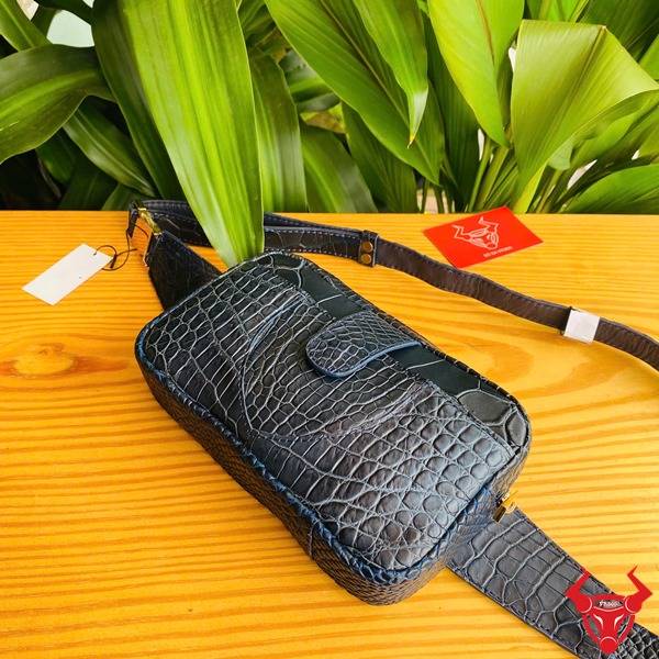 Ảnh sản phẩm túi đeo bụng TTL06 da cá sấu xanh navy, thể hiện thời trang, cao cấp, bền bỉ, sang trọng và bảo vệ.