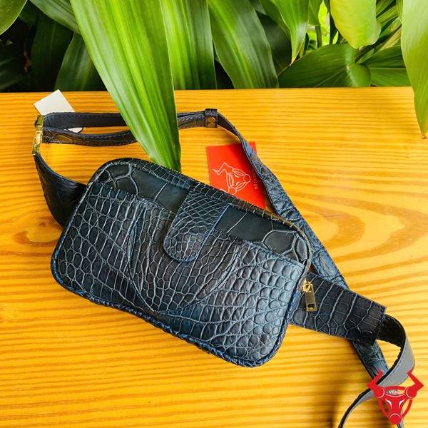 Hình túi đeo bụng TTL06 da cá sấu xanh navy, thể hiện bền bỉ, cao cấp, thời trang, sang trọng và bảo vệ.