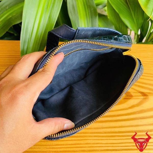 Ảnh sản phẩm túi đeo bụng TTL06 da cá sấu xanh navy, nhấn mạnh sang trọng, cao cấp, thời trang, bền bỉ và bảo vệ.