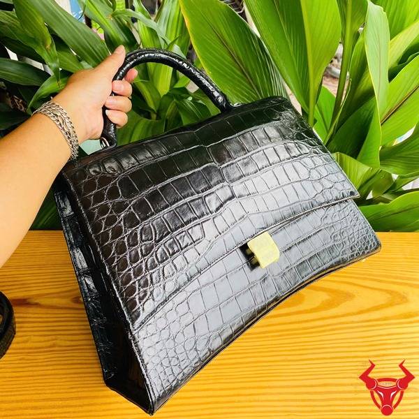 Hình túi xách nữ TTL07 da cá sấu đen, thể hiện cao cấp, thời trang, sang trọng và quý phái.