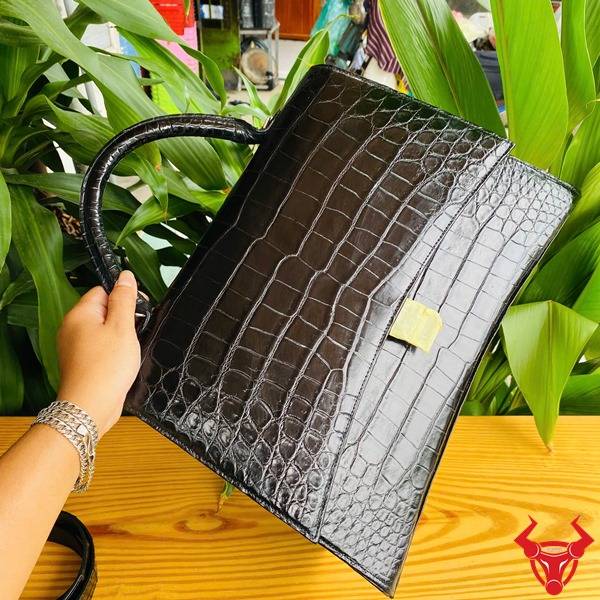 Hình ảnh túi xách nữ TTL07 da cá sấu đen, nổi bật cao cấp, thời trang, sang trọng và quý phái.