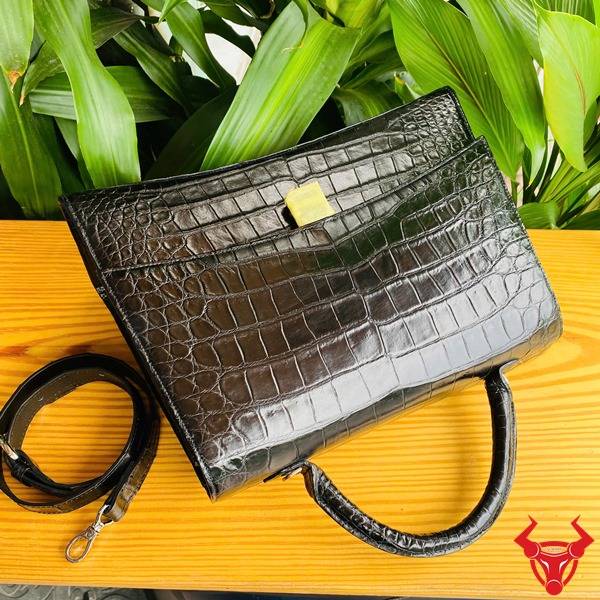 Ảnh túi xách TTL07 da cá sấu đen, tập trung cao cấp, thời trang, sang trọng và quý phái.