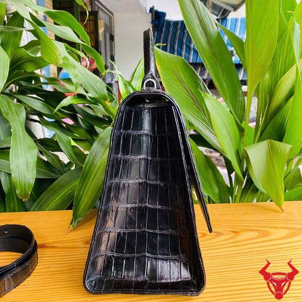 Hình túi xách nữ TTL07 da cá sấu đen, thể hiện thời trang, cao cấp, sang trọng và quý phái.