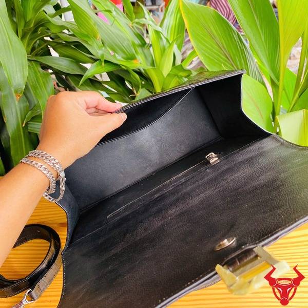 Ảnh sản phẩm túi xách TTL07 da cá sấu đen, nhấn mạnh cao cấp, thời trang, sang trọng và quý phái.