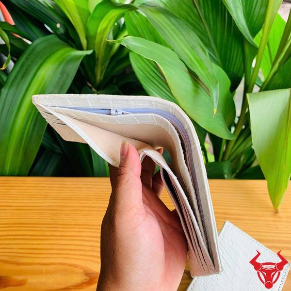 Ví mini VGA8 da cá sấu màu trắng mộc.