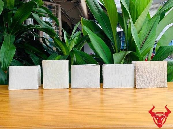 Ví cá sấu VGA8 mini màu trắng mộc sang trọng.