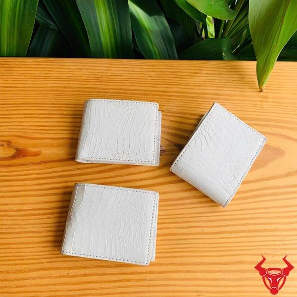 Ví VGA8 mini da cá sấu màu trắng mộc.