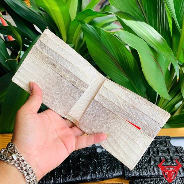 Sang Trọng Cao Cấp Bền Bỉ Thời Trang Ví Nam 2 Mặt VCA8 Da Cá Sấu Bức ảnh ví da cá sấu trắng bạch tạng được cầm trên tay, bên cạnh ốp điện thoại da đen và nâu.