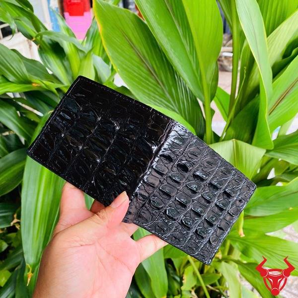 Ví da cá sấu gai lưng màu đen sang trọng.