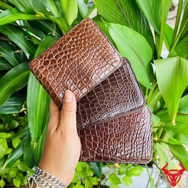 Ví da bụng cá sấu sen VTAA8 màu nâu đất.