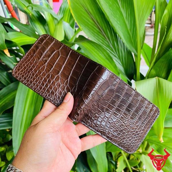 Ví sen da cá sấu bụng VTAA8 nâu đất.