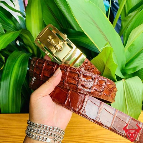 Thắt Lưng Sơn Cạnh Liền Da Cá Sấu Nâu Đỏ Cao Cấp – Mẫu TLA4B4 Thắt Lưng Sơn Cạnh Liền Da Cá Sấu Nâu Đỏ TLA4B4 – Sang trọng, tinh tế và đẳng cấp.