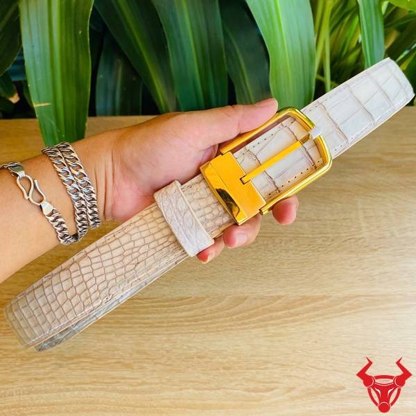 Thắt Lưng Nam Da Cá Sấu Cao Cấp Màu Bạch Tạng Thắt lưng da cá sấu khóa vàng đẳng cấp lịch lãm.
