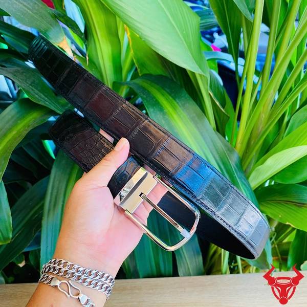 Thắt lưng da cá sấu đen bản 3.8cm khóa kim thép sáng bóng.