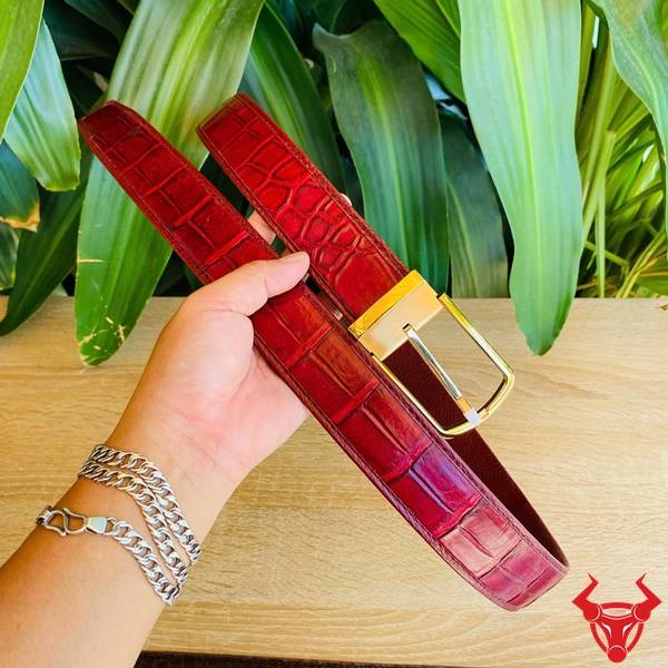 Thắt lưng da cá sấu thật màu đỏ burgundy sang trọng.