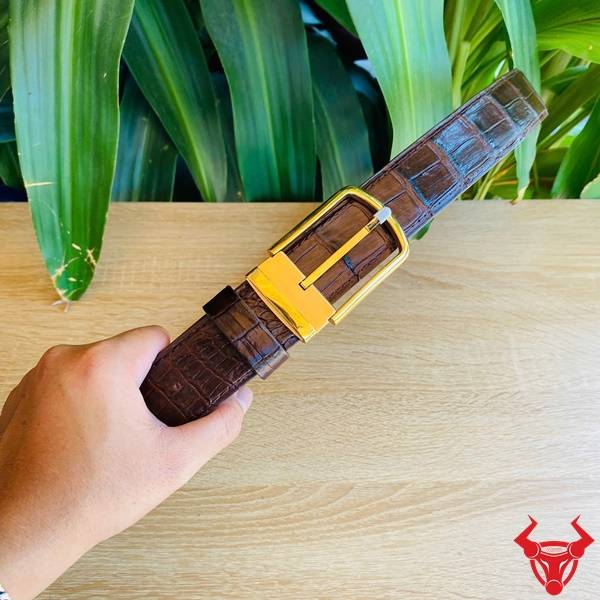 Thắt Lưng Cá Sấu Nâu Đất Khóa Kim Vàng Thời Thượng Thắt lưng liền da cá sấu màu nâu đất sang trọng.