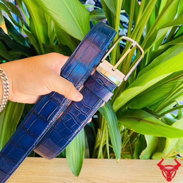 Thắt lưng cá sấu thật màu xanh navy sang trọng.
