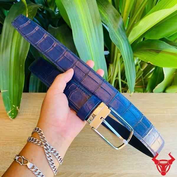 Thắt lưng cá sấu xanh navy khóa vàng tinh tế, lịch lãm.